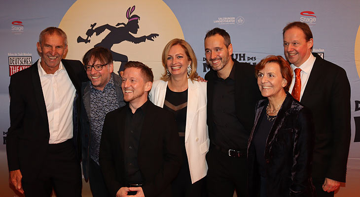 "Schuh des Manitu" im Deutschen Theater am 14.10.2021 : Deutsches Theater Geschäftsführer Werner Steer, Komponist Martin Lingnau, Regisseur Andreas Gergen, Deutsches Theater Geschäftsführerin Carmen Bayer, Simon Eichenberger, Simone Linhof, Carl Philip von Maldeghem auf dem roten Teppich (©Foto: Martin Schmitz)